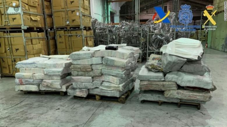 Phát hiện hơn 2 tấn cocaine giấu trong than củi