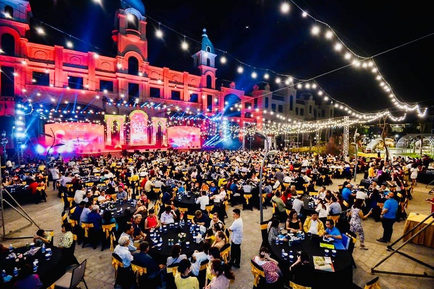 Hàng ngàn khách hàng tham dự sự kiện Grand Word thành phố của những giấc mơ.