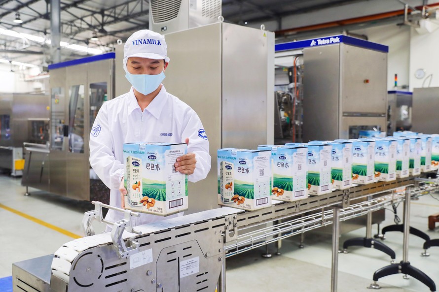 Mới đây, Vinamilk đã mở đầu năm 2021 với lô hàng lớn đầu năm xuất khẩu đi Trung Quốc gồm sữa hạt cao cấp và sữa đặc.