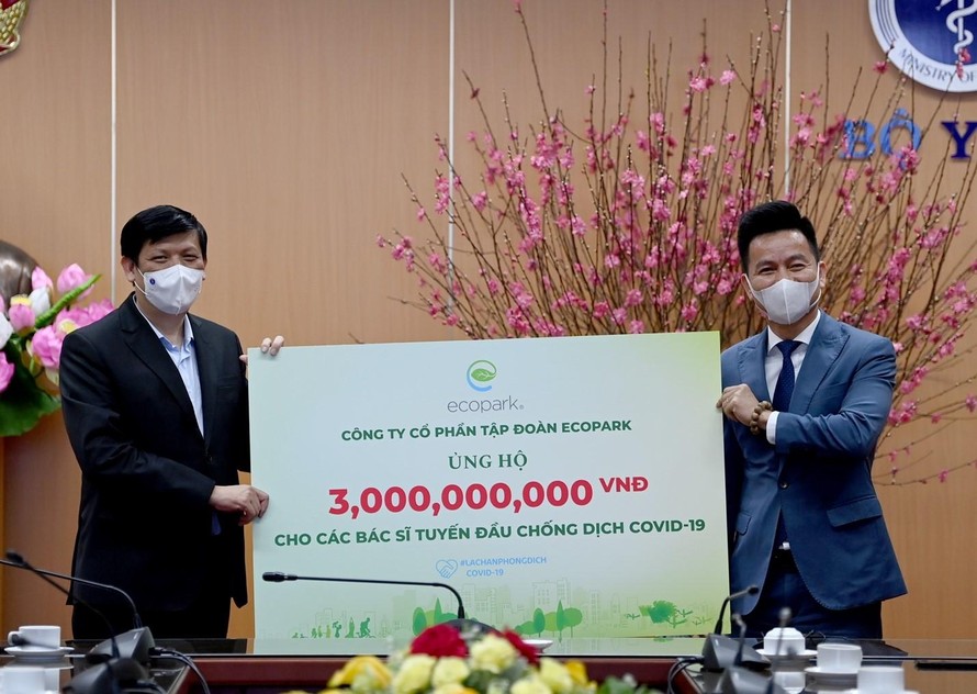 Ông Trần Quốc Việt – Tổng Giám đốc Ecopark (bên phải) trao tặng 3 tỷ đồng cho các bác sĩ tuyến đầu chống dịch Covid-19..