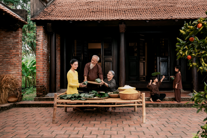 Gói bánh chưng - Phong tục đẹp được người Việt lưu truyền ngàn đời.