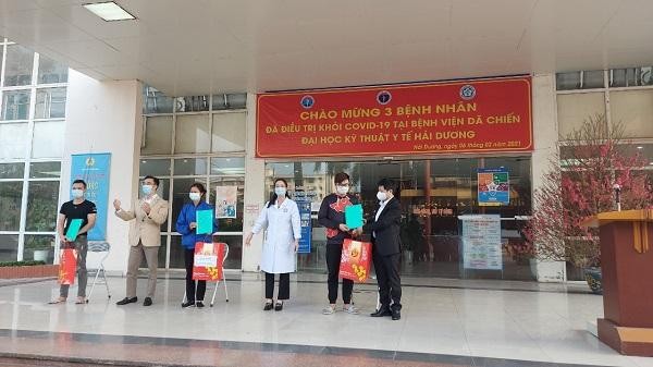 Lãnh đạo Cục QLKCB, BV Bạch Mai và Trường ĐH Kỹ thuật Y tế Hải Dương trao giấy chứng nhận khỏi bệnh và chúc mừng bệnh nhân.