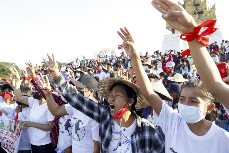 Người dân thành phố Mandalay biểu tình chống chính quyền quân sự. Ảnh: AP