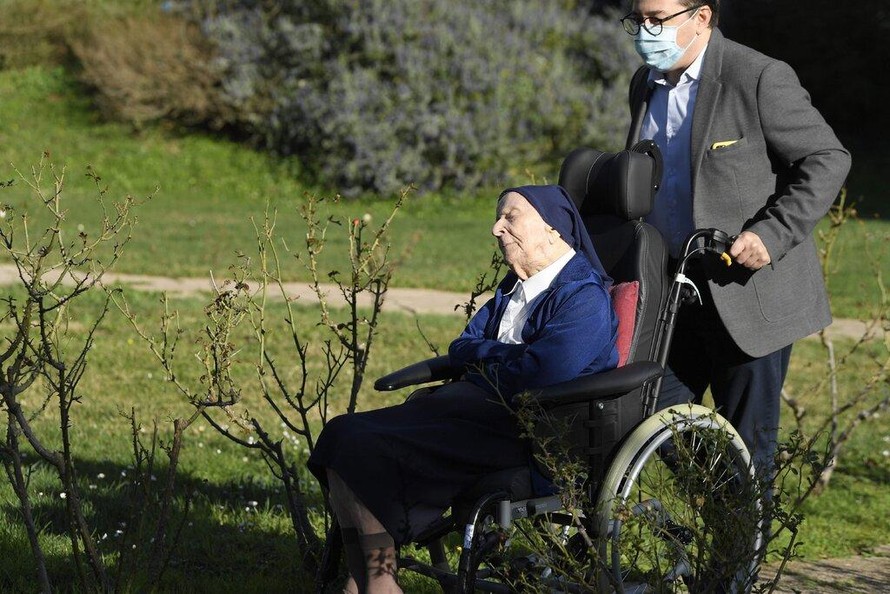 Nữ tu sĩ 117 tuổi 'đánh bại' COVID-19