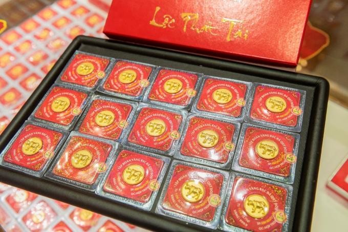 Hàng trăm ngàn sản phẩm vàng phục vụ Ngày Thần Tài đã được Tập đoàn DOJI chính thức bày bán tại hệ thống gần 200 cửa hàng của DOJI và Thế Giới Kim cương và hơn 400 đại lý trên toàn quốc.