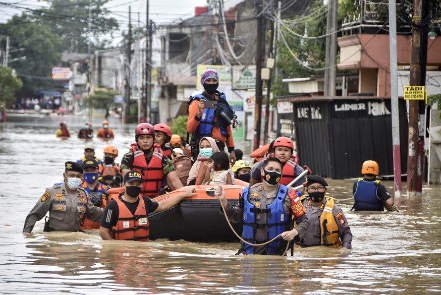 Thủ đô Indonesia sơ tán người dân do mưa lũ