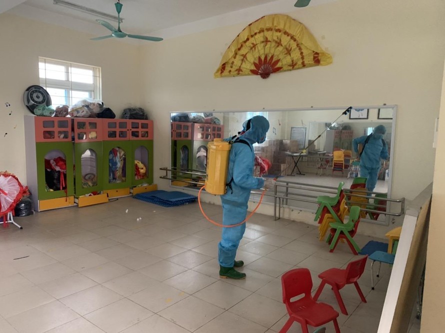  Trường Mầm non Tiền Phong A (huyện Mê Linh) phun khử khuẩn phòng học để chuẩn bị đón trẻ đến trường. Ảnh: Hà Nội Mới