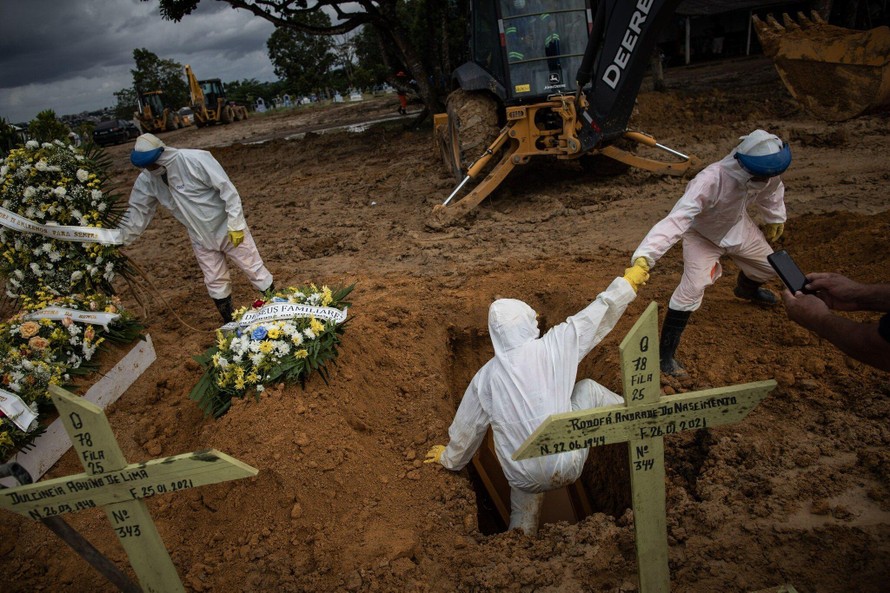 Nghĩa trang Manaus tại Brazil gần như quá tải sau đỉnh điểm vào tháng 4 năm 2020. Ảnh: NY Times