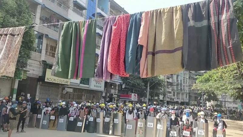 Người biểu tình Myanmar dùng quần áo phụ nữ để cản bước cảnh sát