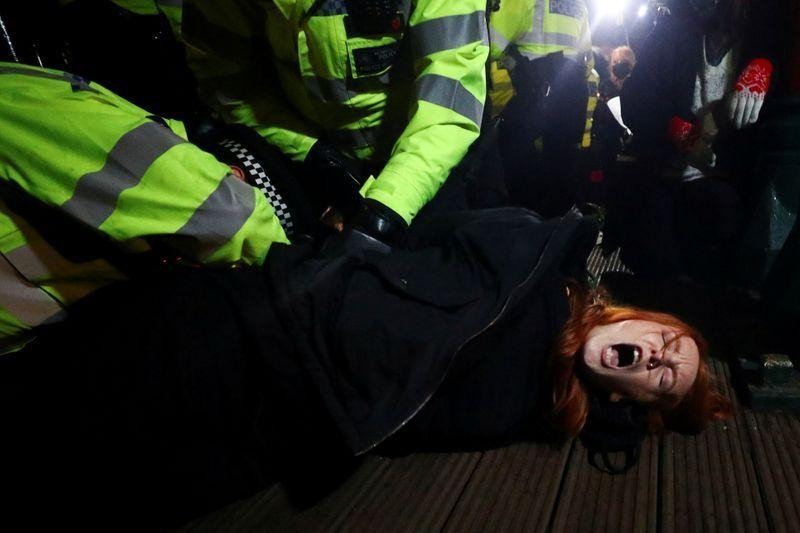 Cảnh sát London đụng độ với người biểu tình