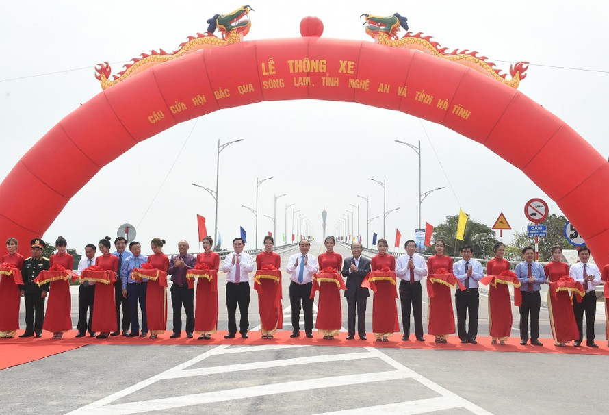 Thủ tướng Nguyễn Xuân Phúc cùng các đại biểu cắt băng thông xe cầu Cửa Hội, nối đôi bờ sông Lam. Ảnh VGP