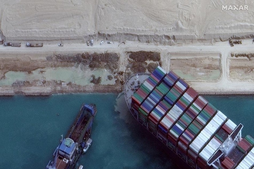 Tàu mắc cạn trên kênh đào Suez nổi trở lại