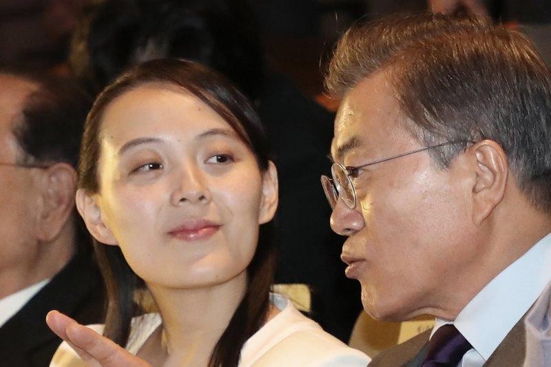 Bà Kim Yo-jong ngồi cạnh Tổng thống Hàn Quốc Moon Jae-in tại Nhà hát Quốc gia ở Seoul, Hàn Quốc. Ảnh: AP