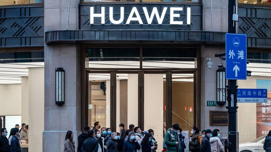 Doanh thu điện thoại Huawei lao dốc