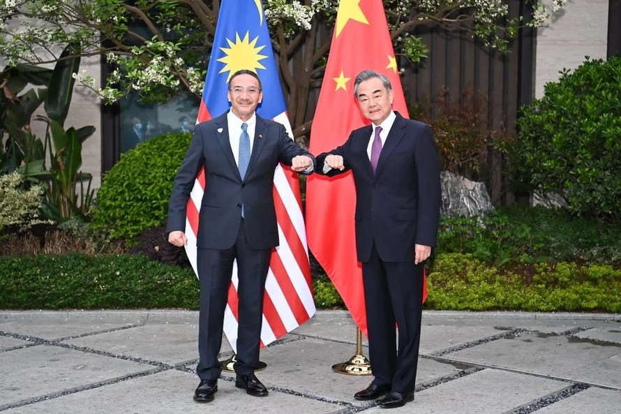 Ngoại trưởng Malaysia Hishammuddin Hussein với người đồng cấp Trung Quốc Vương Nghị. Ảnh: Xinhua