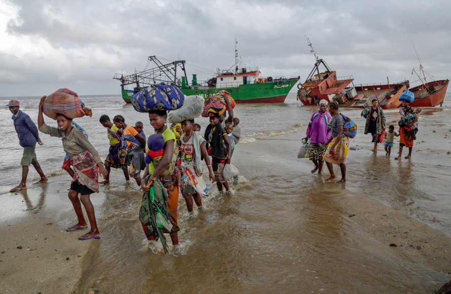 Người dân Mozambique trú bão Idai vào tháng 3 năm 2019. Ảnh: NY Times