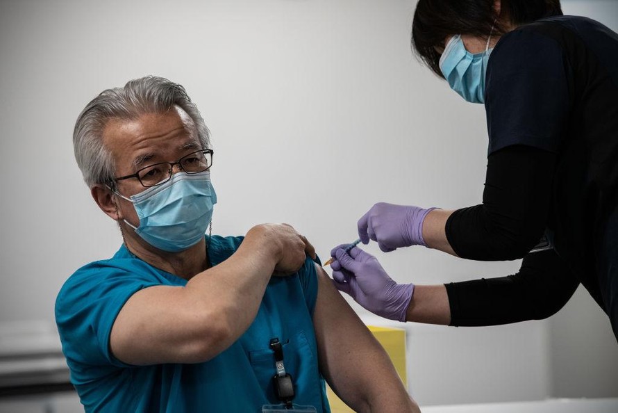 Nhật Bản bắt đầu tiêm vaccine cho người cao tuổi