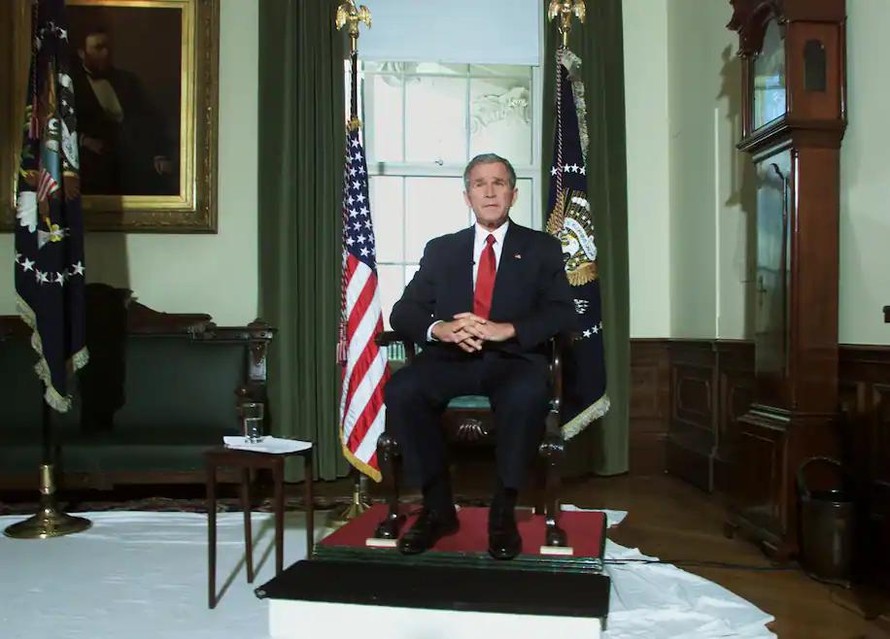 Tổng thống George W. Bush ngồi trong Nhà Trắng sau khi thông báo rằng Mỹ và Anh đã bắt đầu ném bom Afghanistan vào ngày 7/10 năm 2001, đánh dấu sự khởi đầu của cuộc chiến dài nhất trong lịch sử nước Mỹ. Ảnh: Reuters
