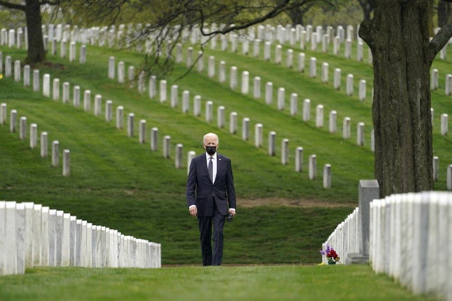 Tổng thống Joe Biden thăm nghĩa trang Arlington nơi có nhiều binh sĩ Mỹ thiệt mạng tại Afghanistan. Ảnh: AP
