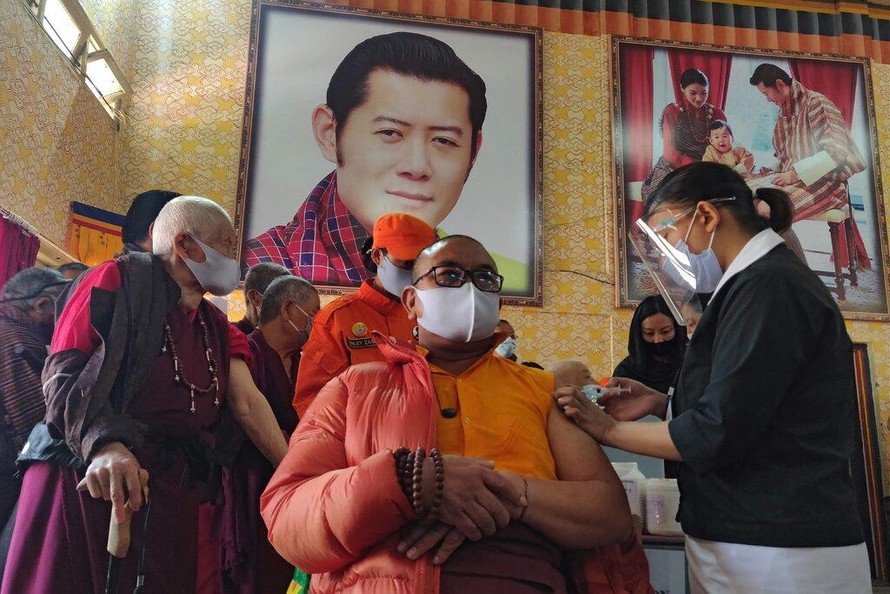 Một nhà sư được tiêm chủng vaccine ở Thimphu, thủ đô của Bhutan, vào ngày đầu tiên của chiến dịch tiêm chủng. Ảnh: AFP
