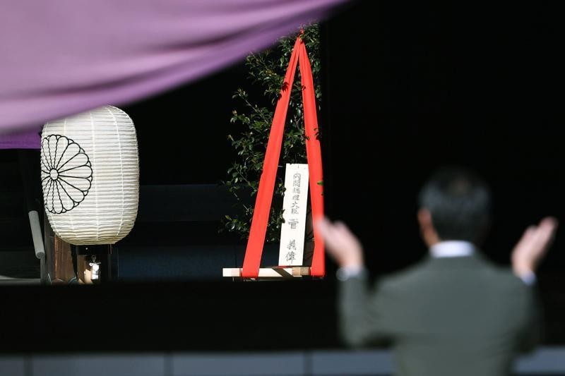 Thủ tướng Nhật Bản Suga Yoshihide đã đặt lễ dâng cây "masakaki" tại đền Yasukuni. Ảnh: AP