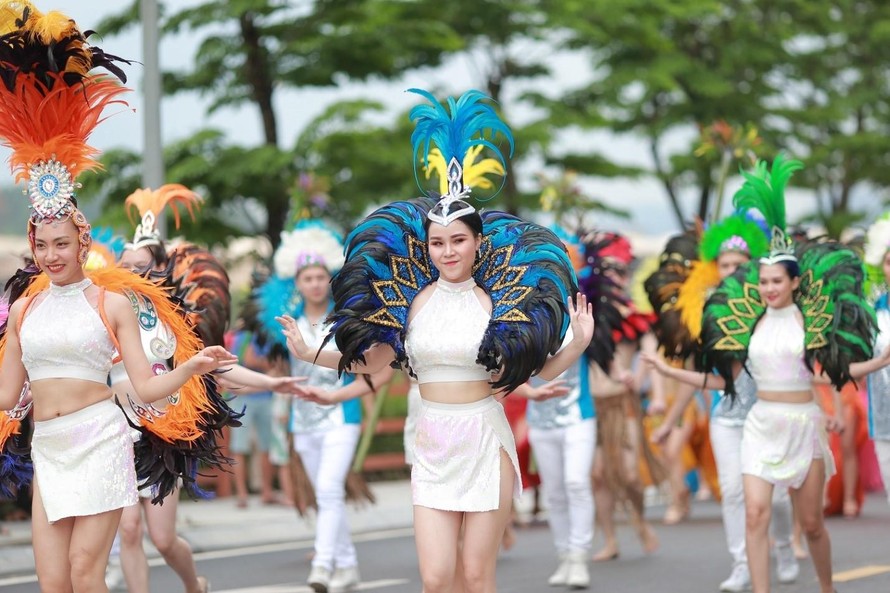Những vũ điệu đường phố đầy sắc màu trong Lễ hội Carnaval 2019 tại FLC Hạ Long.