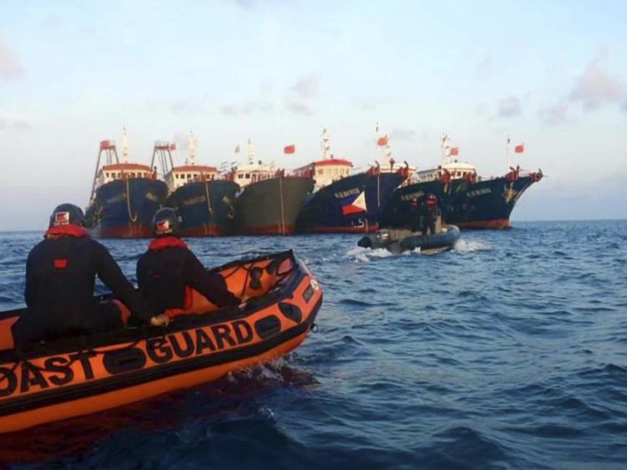 Cảnh sát biển Philippines đụng độ với các tàu Trung Quốc đang neo đậu tại Đá Ba Đầu hôm 14/4. Ảnh: Cảnh sát biển Philippines