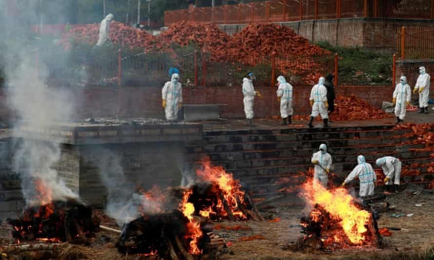Các lò hỏa táng lộ thiên tại thủ đô Kathmandu. Ảnh: Reuters