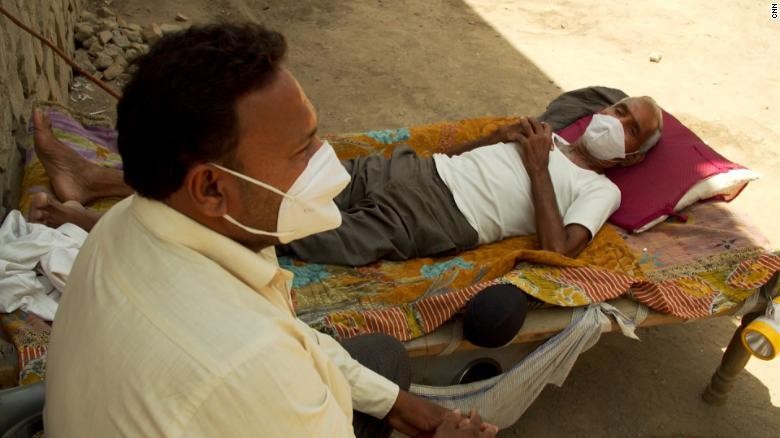 Dịch bệnh càn quét làng quê Ấn Độ