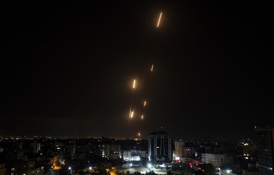 Tên lửa từ Gaza được bắn sang phía Israel. Ảnh: AP