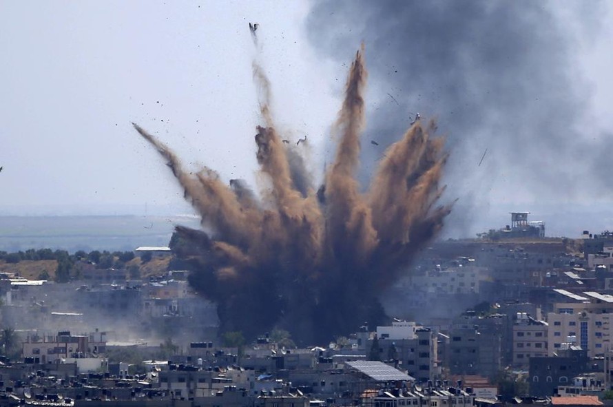 Khói bốc lên sau cuộc không kích của Israel vào một tòa nhà ở thành phố Gaza hôm 13/5. Ảnh: AP
