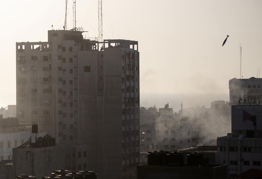 Một tên lửa của Israel được bắn sang phía Dải Gaza. Ảnh: AP