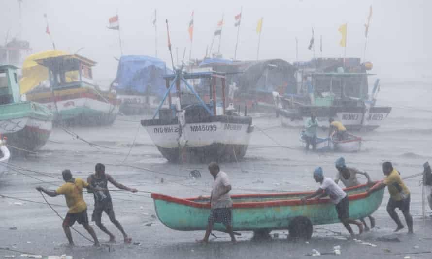 Ấn Độ 'oằn mình' vì siêu bão Tauktae