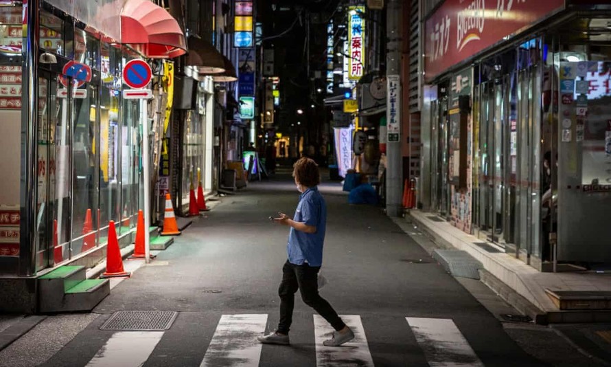 Các hàng quán tại khu Shimbashi, Tokyo, trống vắng các thực khách vào thời dịch. Ảnh: Getty