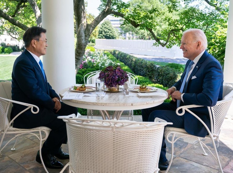 Bữa trưa giữa ông Biden và ông Moon được cho là gần gũi hơn bữa trưa với người đồng cấp Nhật Bản vào hồi tháng 4 vừa qua
