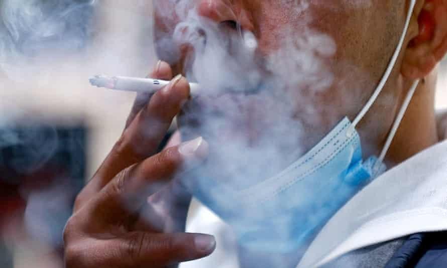 Việt Nam thuộc nhóm có số người hút thuốc nhiều nhất thế giới