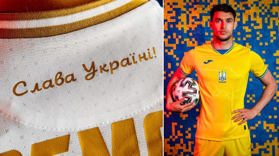 Khẩu hiệu "Vinh quang cho Ukraine" và hình bản đồ Ukraine có bán đảo Crimea trên mẫu áo đấu của đội tuyển Ukraine.