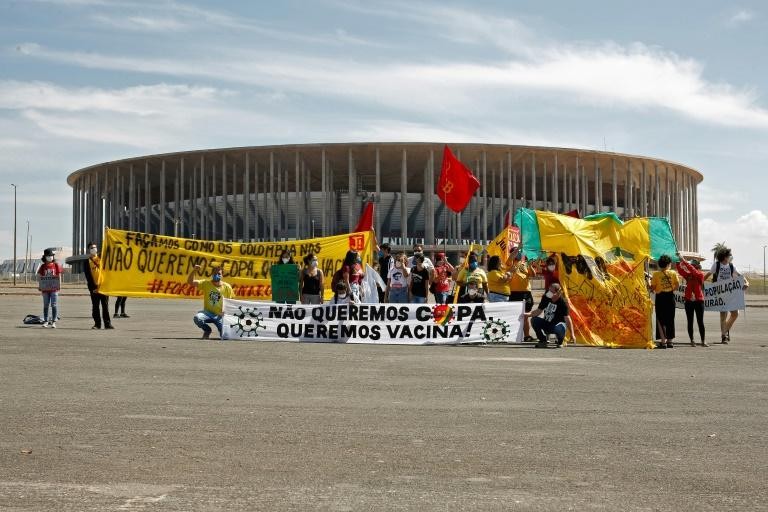 Người dân Brazil biểu tình bên ngoài sân vận động Mane Garrincha trước trận khai mạc Copa America. Ảnh: AFP
