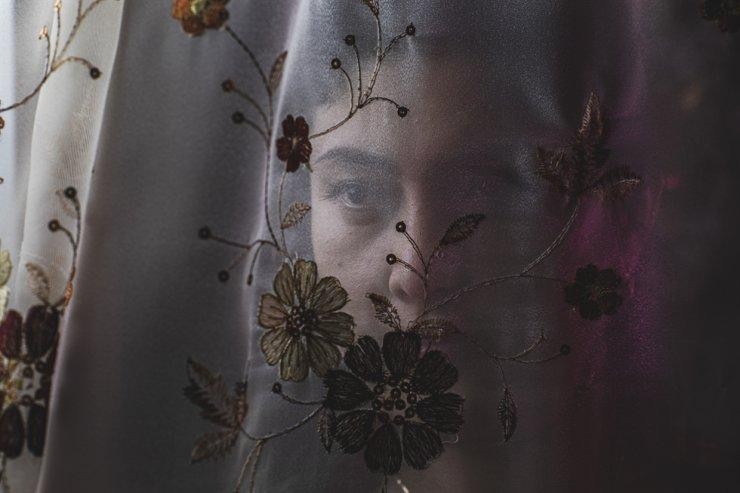 Marhabo Jumaboeva đứng sau bức màn trong nhà của cô tại Incheon, Hàn Quốc. Ảnh: The Korea Times