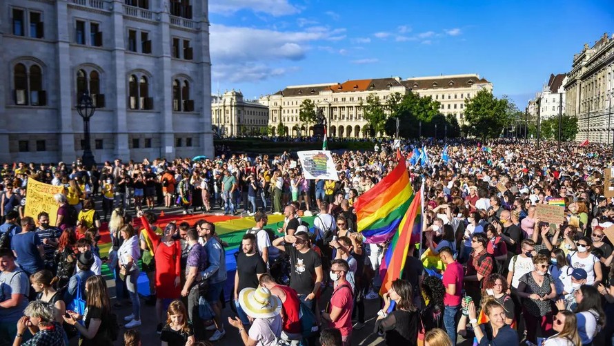 Hàng nghìn người đã có mặt bên ngoài tòa nhà quốc hội Hungary để phản đối dự luật. Ảnh: AP