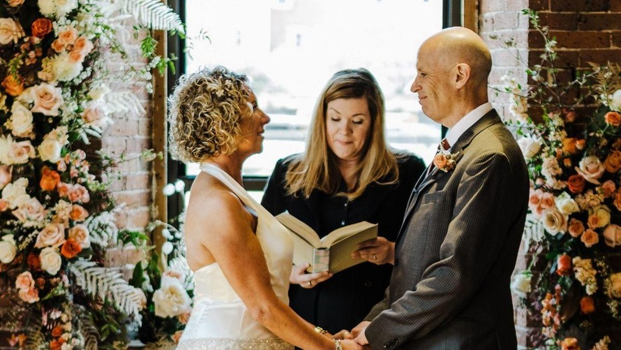 Cặp đôi Peter và Lisa Marshall tổ chức hôn lễ thứ hai. Ảnh: CNN