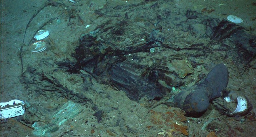 Một số đồ đạc của nạn nhân trên tàu Titanic được phát hiện dưới đấy biển. Ảnh: AP