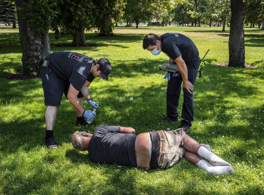 Một người đàn ông tại bang Washington (Mỹ) bị ngất do nắng nóng. Ảnh: AP