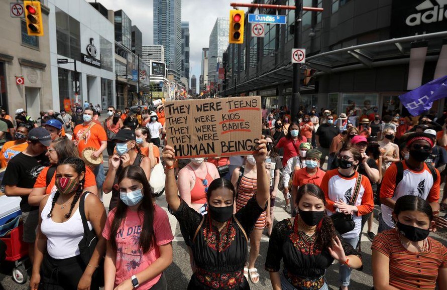 Người dân Toronto tuần hành để tưởng nhớ các nạn nhân qua đời trong các trường nội trú dành cho người bản địa hôm 1/7. Ảnh: Reuters