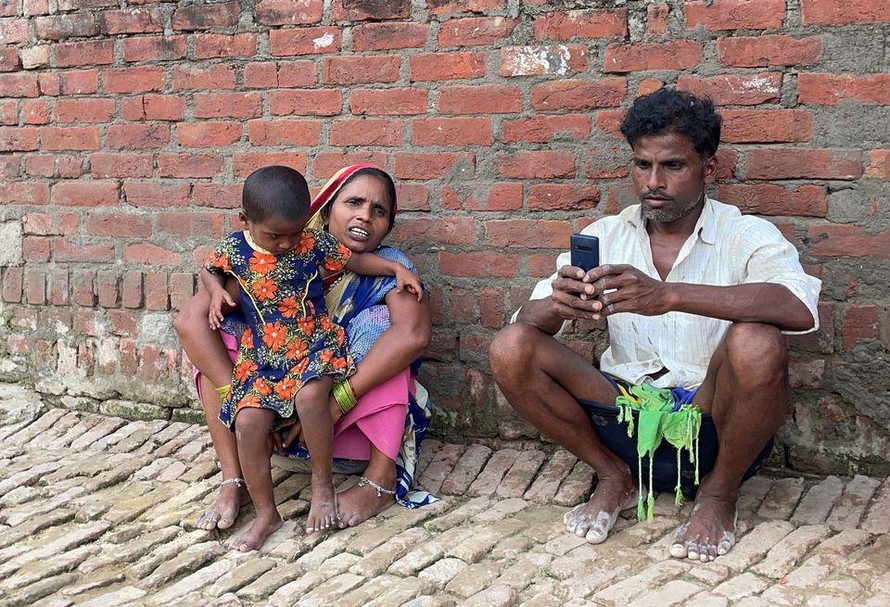 Asha Devi, 35 tuổi, một bà mẹ 5 con ở làng Dihwa, phía bắc bang Uttar Pradesh. Ảnh: Reuters