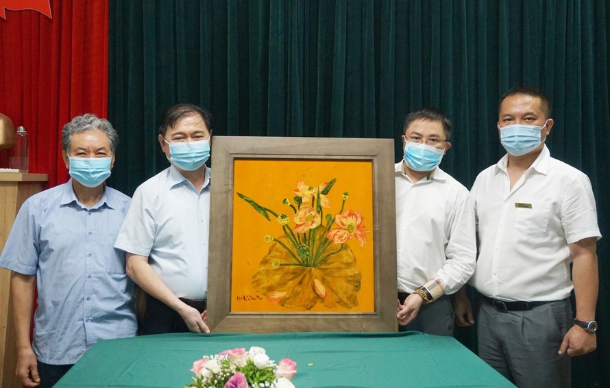 TSKH Phan Xuân Dũng, Bí thư Đảng đoàn, Chủ tịch VUSTA (thứ 2 từ trái sang) chụp ảnh lưu niệm cùng lãnh đạo VIASEE và Tạp chí Kinh tế Môi trường. 