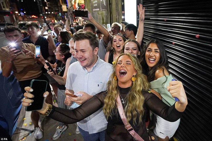 Người dân xếp hàng bên ngoài quán bar Fiber ở thành phố Leeds vào nửa đêm ngày 19/7. Ảnh: Daily Mail