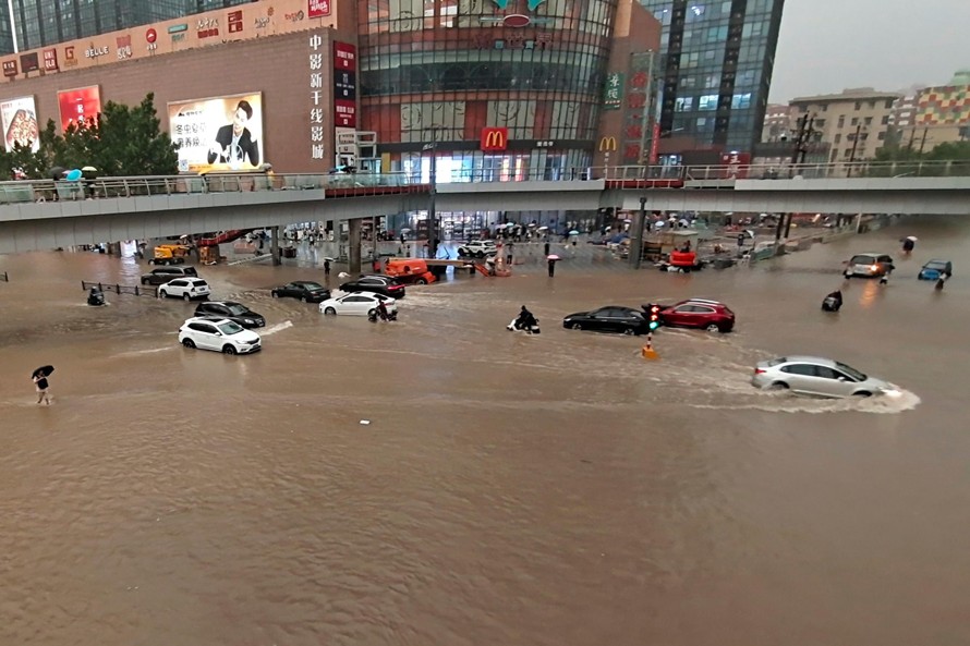 Thành phố Trịnh Châu chìm trong biển nước. Ảnh: AP