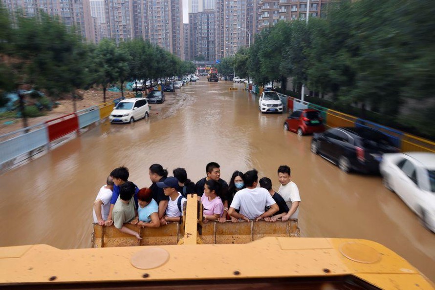 Xe tải, máy xúc giải cứu người dân Trung Quốc khỏi nước lũ