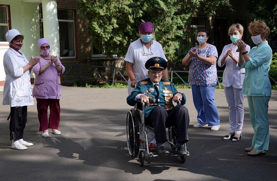 Cựu chiến binh Nga 'đánh bại' COVID-19 ở tuổi 102